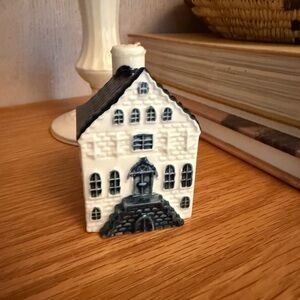 KLM by BOLS  Ceramic House Figurine-sealed 4
